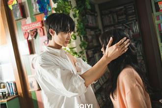 《背著善宰跑》竟與《想見你》有2大巧合 邊佑錫這親法超會撩