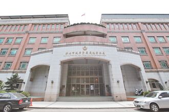 忘拉手煞車滑動 駕駛阻擋遭輾斃