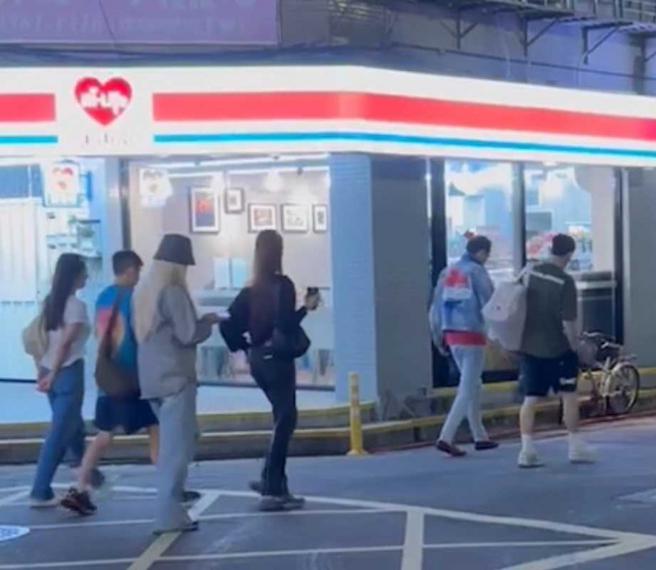 欧阳龙跟张书豪、欧阳妮妮还有一票晚辈吃饭，显然很打入年轻人的圈子。（图／读者提供）