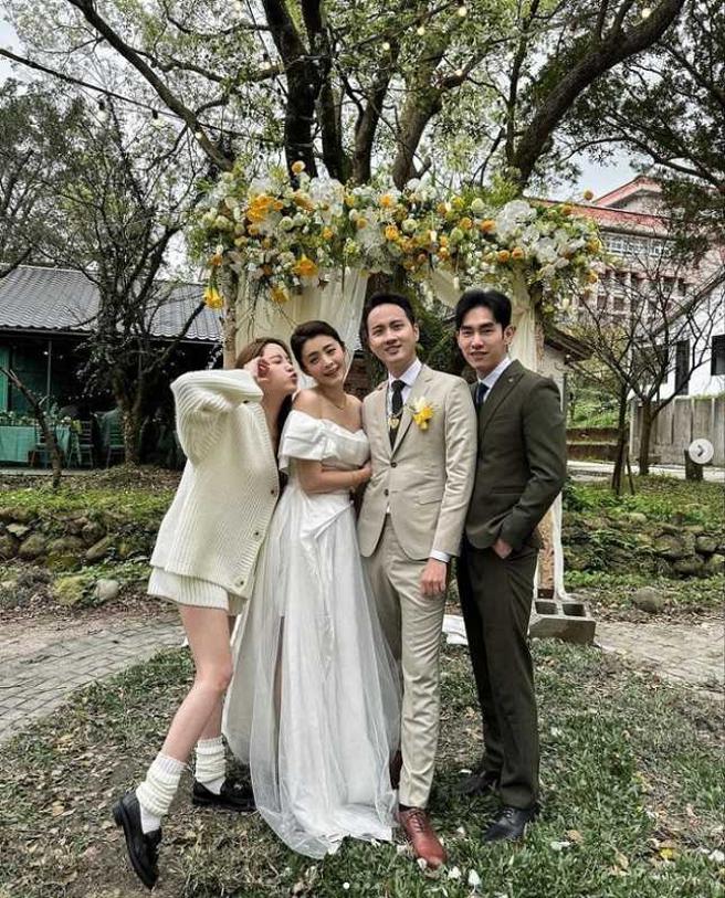 去年张书豪（右一）与欧阳妮妮（左一）参加张捷（右二）与夏如芝（左二）的婚礼难得同框，还传出两人是在见习。（图／翻摄自张书豪IG）