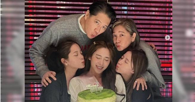 欧阳龙（后排左）一家子的生活都备受瞩目与讨论。（图／翻摄自欧阳妮妮IG）