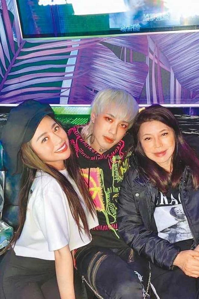 阿娥（右起）与儿子阿夜、女儿林吟蔚都为了演艺工作努力打拚。（图／阿娥提供）