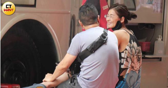 迅速在半小时内用完午餐，之后夏米雅、陈绍诚这对情侣一同前往捐血车排队捐血献爱心。（图／本刊摄影组）