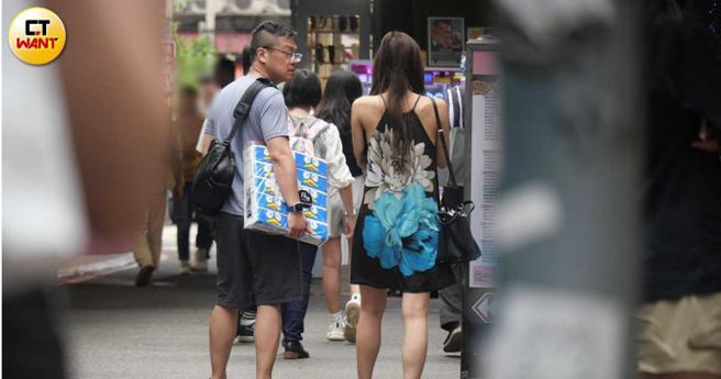 逛了许久最后他们买了卫生纸离开。（图／本刊摄影组）