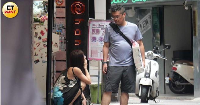 离开卖场后，夏米雅疑似出现「晕针」现象，身体不适蹲在路边休息。（图／本刊摄影组）