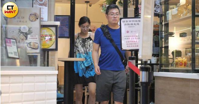 4月26日中午本刊也曾直击夏米雅、陈绍诚一同从住处出门用餐。（图／本刊摄影组）