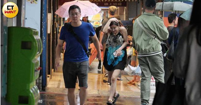 没带雨伞的陈绍诚与夏米雅吃完午餐快速奔回家。（图／本刊摄影组）