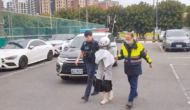 蘇姓女子（中）因面臨巨大生活壓力，14日在中和區汽車旅館飲酒、拉K後，用房間枕頭悶死9歲女兒及6歲兒子。（中和警分局提供）