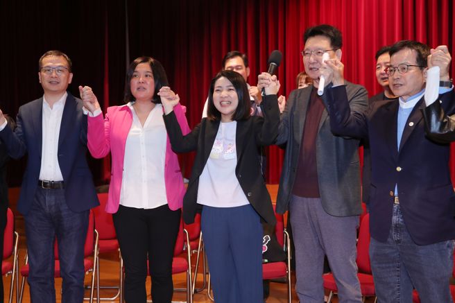 近期深陷多项争议，遭民进党猛攻的国民党立委徐巧芯（中）。（资料照/黄世麒摄）