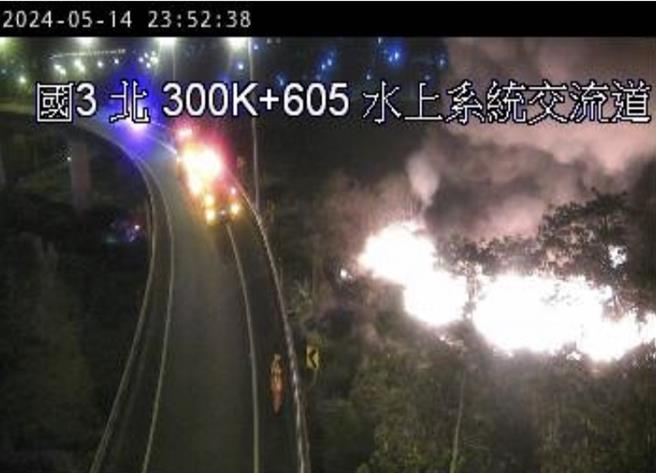 国道3号北向300K水上交流道边坡附近一处废弃猪舍14日晚间11点传出火警，火势相当大。（取自高速公路1968即时影像∕吕妍庭嘉义传真）