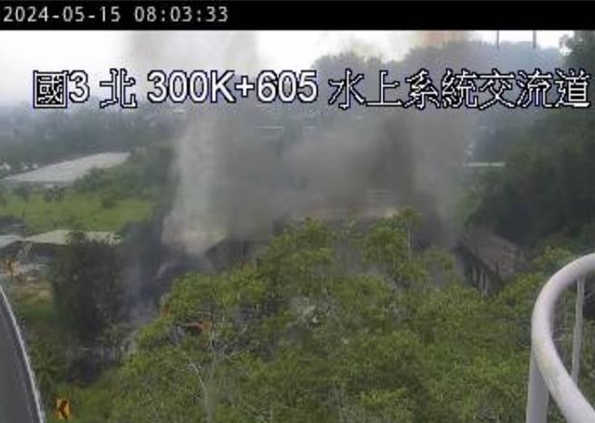 国道3号北向300K水上交流道边坡附近一处废弃猪舍14日晚间11点传出火警，烧了一整晚仍未熄灭。（取自高速公路1968即时影像∕吕妍庭嘉义传真）