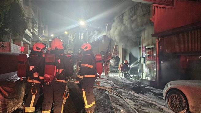 彰化市山中街15日凌晨发生住宅火警，大量浓烟从火场冒出，现场情况危急。（民眾提供／孙英哲彰化传真）