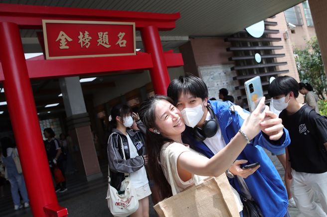 国中教育会考19日结束两天的试程，考生们步出校门，考生们开心地在「金榜题名」鸟居前合影，脸上露出如释重负的笑容。（黄世麒摄）