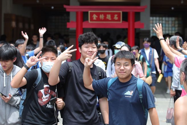 国中教育会考19日结束两天的试程，试场的考生们步出校门，开心地与夹道欢送的师长们挥手道别。（黄世麒摄）