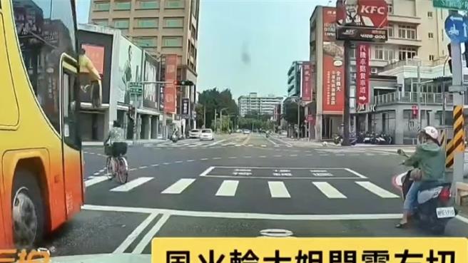 此时后方也有一辆公车要左转，差点撞上单车妇，令人看得捏把冷汗。（摘自社会事新闻影音／张毓翎台南传真）