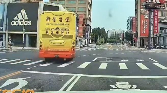 幸好没有人受伤，不过警方表示，脚踏车骑士任意切换车道行为已违规，可开罚。（摘自社会事新闻影音／张毓翎台南传真）