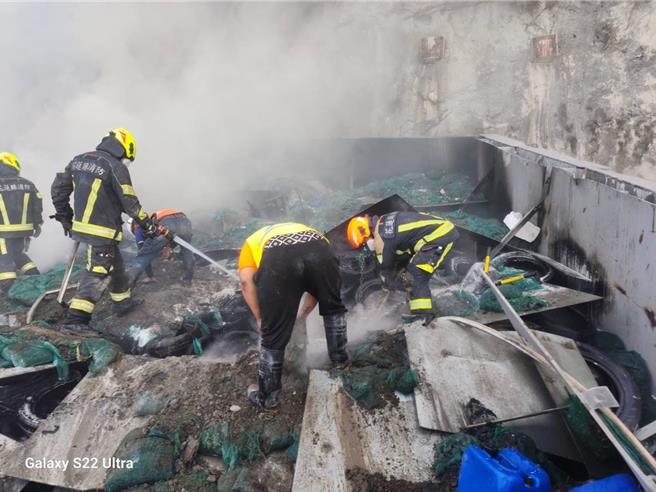 台9線蘇花公路159.4K大清水明隧道昨中午疑因施工不慎發生火警，經18小時搶救火勢持續，消防人員目前仍繼續灌救中。（花蓮縣消防局提供／羅亦晽花蓮傳真）