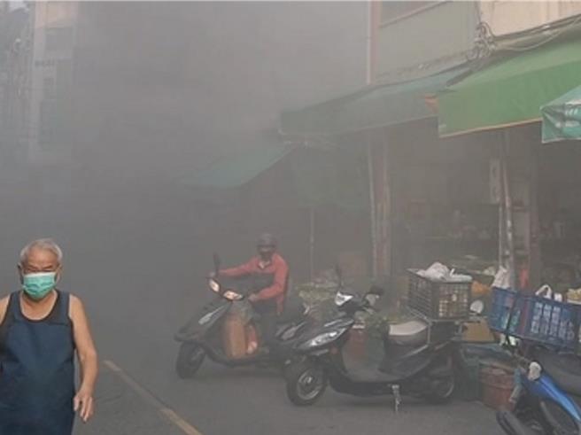 彰化市長壽街民生市場15日發生餛飩店鋪火警，現場瀰漫濃煙，十分嚇人。（民眾提供／孫英哲彰化傳真）