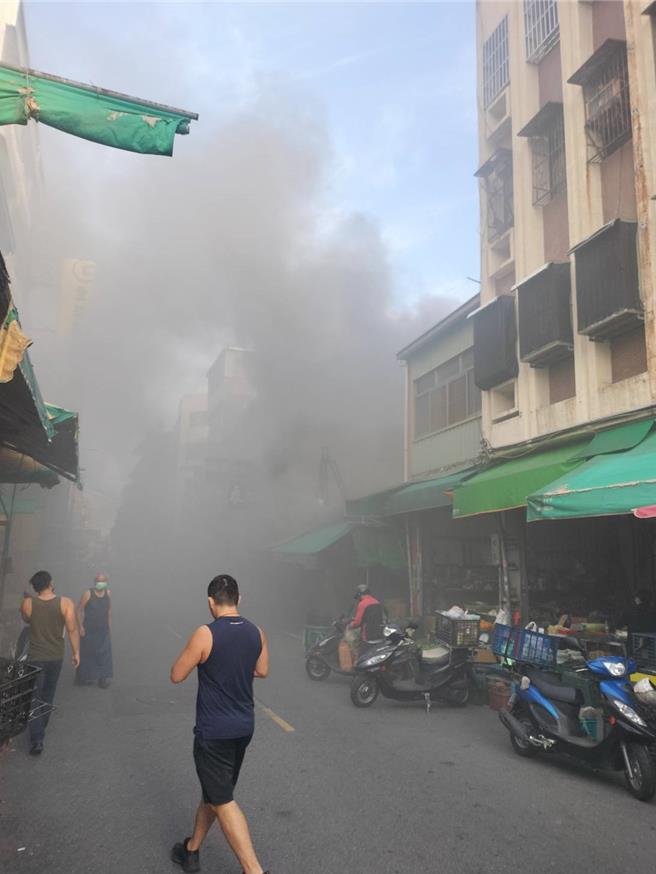 彰化市长寿街民生市场15日发生馄饨店铺火警，现场瀰漫浓烟，十分吓人。（民眾提供／孙英哲彰化传真）