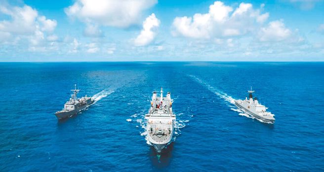 國防部證實台美海軍4月依「海上不預期相遇行動準則」例行演練。圖為我海軍113年敦睦訓練支隊，左至右分別為成功級飛彈巡防艦「成功軍艦」、磐石油彈補給艦、康定級飛彈巡防艦「迪化軍艦」。（摘自中華民國海軍臉書）