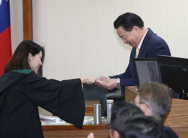 立委徐巧芯15日在立法院外交及國防委員會質詢並送貼著「密件」的果乾給外交部長吳釗燮。（姚志平攝）