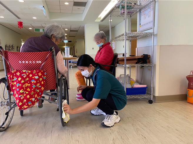 台電公司與花蓮門諾醫院合作辦理「希望種子計畫」迄今邁入19年，提供在地大專院校學生暑期工讀機會，協助學生分擔家計，也藉此培養其正面價值觀，了解社會弱勢者的需要。（門諾醫院提供／羅亦晽花蓮傳真）