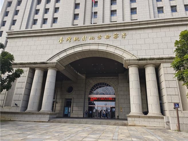 台北地检署侦办律师郑鸿威担任诈骗集团军师，外传桃园地检署吴姓检察官涉嫌帮律师男友策画。桃园地检署15日表示，本于于勿枉勿纵原则，详加调查，并尽速对外公开结果。（赖佑维摄）