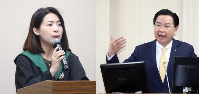 國民黨立委徐巧芯(左)15日穿巫師袍、手拿魔杖，質詢被稱為「魔法部吵架王」的外交部吳釗燮(右)，還送上「蜜餞」要吳開心一點。(合成圖/姚志平攝)