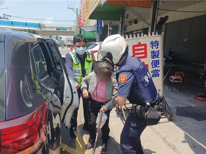 76歲詹姓阿嬤7日在中市東區十甲路市場走失，警方到場處理詢問個資，阿嬤「防詐」功夫到家，堅不透露。員警耐心花時間「交陪 」突破心防，阿嬤才拿出證件，經員警緊急聯繫，順利將她送回焦急家人身邊。（警方提供／陳淑芬台中傳真）