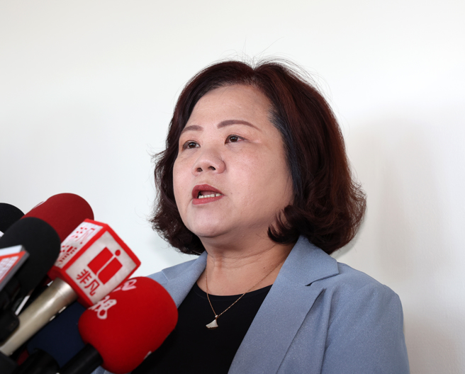 2外送龍頭合併市占破8成，勞動部邀業者、工會29日3方對話。勞動部長許銘春（圖）會前受訪。（劉宗龍攝）