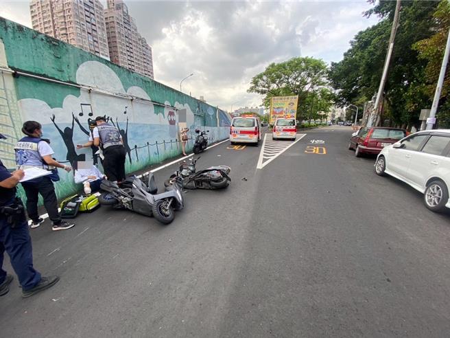 2輛機車於高雄市鼓山區河邊街發生碰撞車禍。（翻攝照片／洪靖宜高雄傳真）