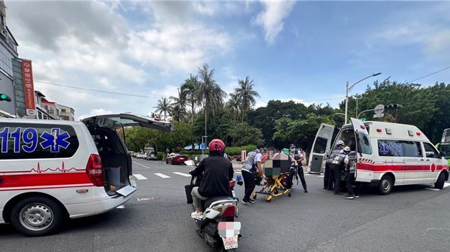 現場也立刻調派另一輛救護車將傷患送醫救治。（翻攝照片／任義宇高雄傳真）
