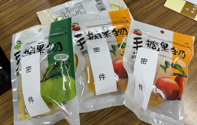 立委徐巧芯15日在立法院外交及国防委员会质询并送贴着「密件」的果乾给外交部长吴钊燮。（姚志平摄）