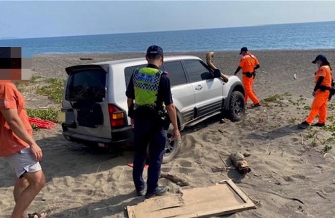 2名日籍游客到台湾自助旅行，不料在枋山海边受困，幸好热心民眾、警方、海巡合力救援。（枋寮警分局提供／罗琦文屏东传真）