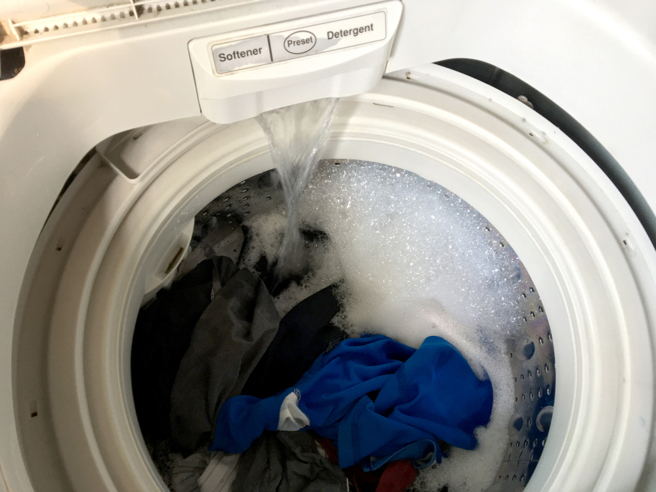 一名女網友買了洗衣槽清潔劑，一用才發現洗衣機超髒；家事達人也分享正確清洗步驟，建議民眾3個月清潔一次洗衣機。（圖：shutterstock／達志）