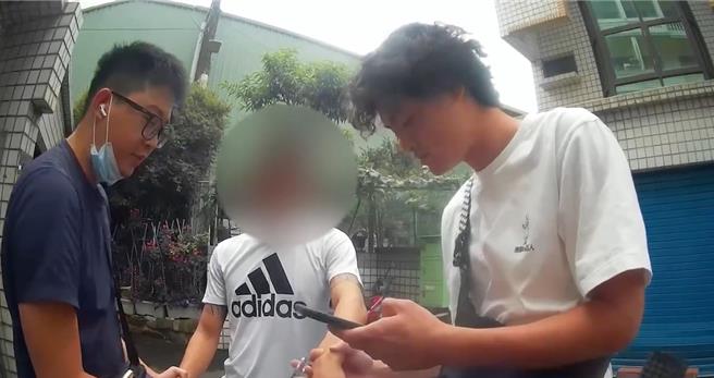 仁武分局澄觀派出所員警成立專案小組埋伏，一舉逮捕林男及蘇男等2名涉案車手，攔阻150萬元，全案訊後依刑法詐欺罪嫌移送偵辦。（警方提供／林雅惠高雄傳真）