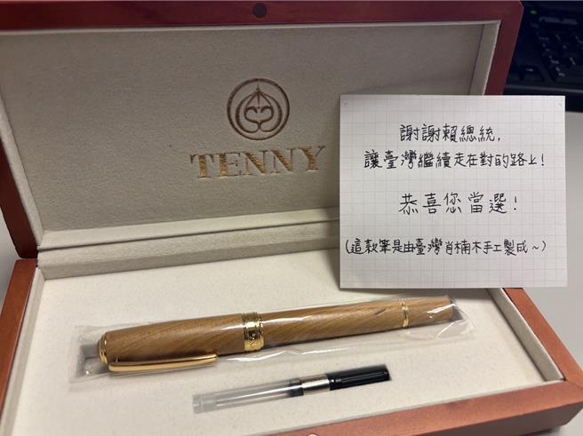 巧思曝光！赖清德选择全手工台湾制钢笔　签首份公文。照片来源郭冬自提供。