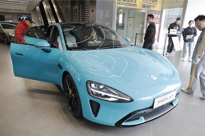 小米汽車15日官宣，已完成第1萬輛小米SU7交付、用時43天，今年目標交付10萬輛。（中新社）