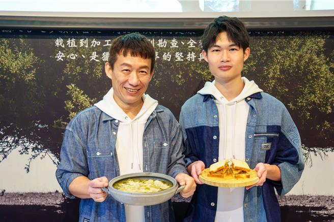 郭子乾（左）与儿子郭德君一同出席国际家庭日活动。（珍爱教育基金会提供）