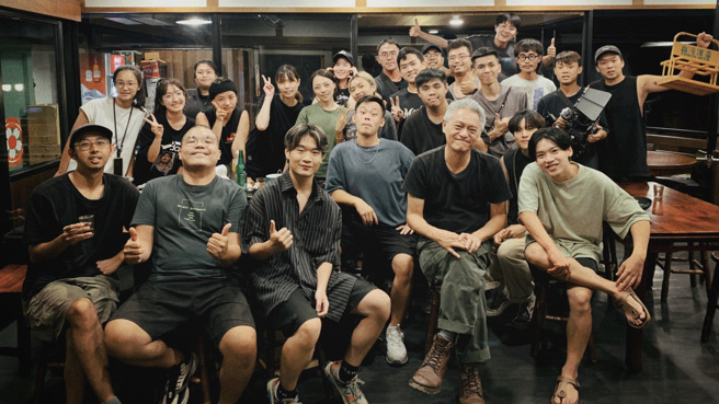 义守大学文创传播与设计所硕士生苏智雄(第一排左二)，以《马来亚虎》作品入围青春影展。(照片/义守大学提供)