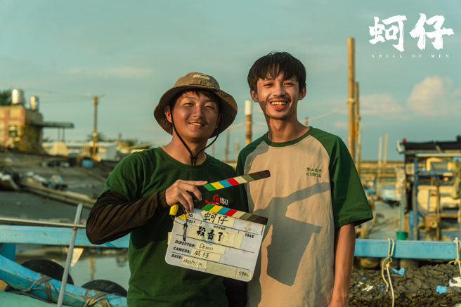 影视系马来西亚学生吴俊翰(左)编导的短片《蚵仔》，获得公视剧展播出。(照片/义守大学提供)