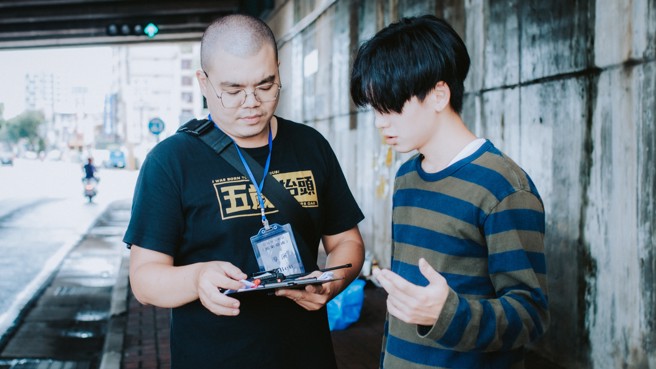 来自马来西亚的苏智雄(左)，担任导演兼编剧的他，将思乡之愁的情感投入在作品中，因此开启《马来亚虎》的创作之路。(照片/义守大学提供)