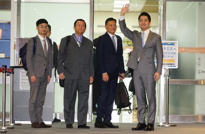 台北市長蔣萬安（右一）15日從松山機場出發，啟動為期4日的日本參訪之旅，並於出發前接受媒體訪問。（台北市政府提供／丁上程台北傳真）