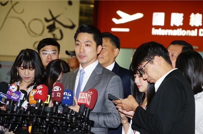 台北市長蔣萬安15日從松山機場出發，啟動為期4日的日本參訪之旅，並於出發前接受媒體訪問。（台北市政府提供／丁上程台北傳真）