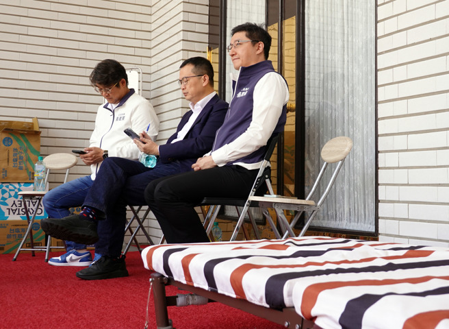 國民黨立委張智倫（右起）、羅智強、黃建賓等人15日輪班在議場門口排隊，力拚在準總統賴清德就職前將國會改革法案三讀。（姚志平攝）