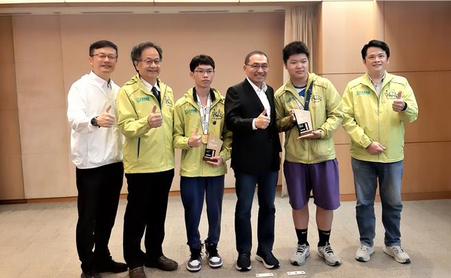新北市技职国手在日前的亚洲技能竞赛夺下佳绩，于今日市政会议献奖。（新北教育局提供／吕健豪新北传真）