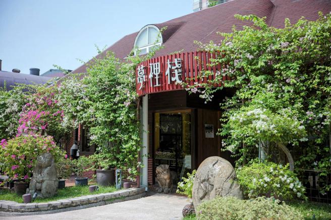 澄清湖畔的南洋庭园风餐厅「梦里栈」。（图／高雄市观光局）