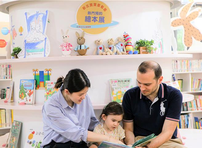 新北市「閱讀起步走」嬰幼兒專屬的閱讀活動登場，今年特別加入雲門「身體愛閱讀」律動課程，希望能帶給父母閱讀的新體驗。（新北市圖提供）