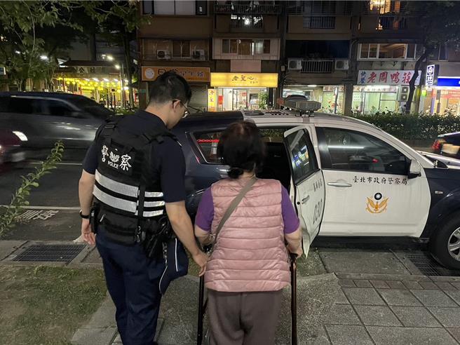 老婦疑失智症發作，報案有人闖入她家拿存褶。（警方提供）