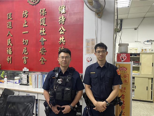華江派出所警員鍾育致、警員陳翔安確認未有詐騙，將老婦送回家。（警方提供）